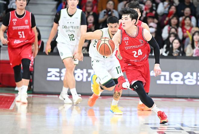 정관장 문유현이 속공을 이끌고 있다.&nbsp; &nbsp; 사진=KBL 제공&nbsp;