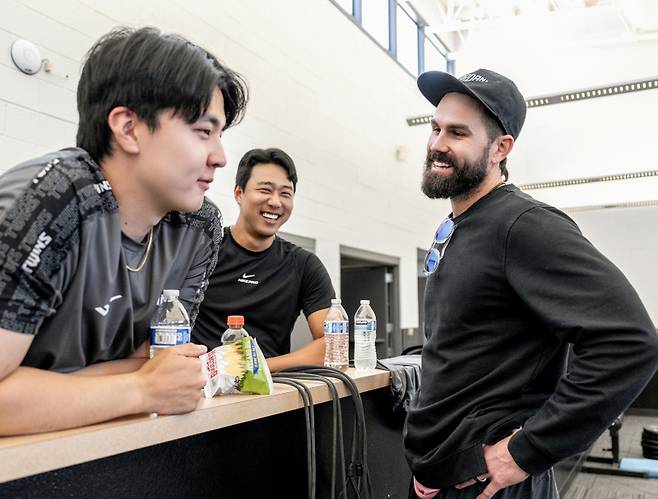 켈리(오른쪽)가 17일(현지시간) 미국 애리조나 스프링캠프를 찾아 이민호(왼쪽) 정우영 등과 대화하고 있다. 사진=구단 제공
