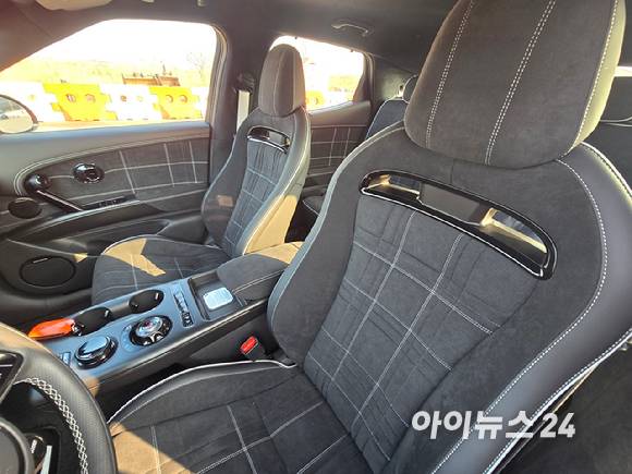 제네시스 'GV60 마그마' 버킷 시트. [사진=김종성 기자]