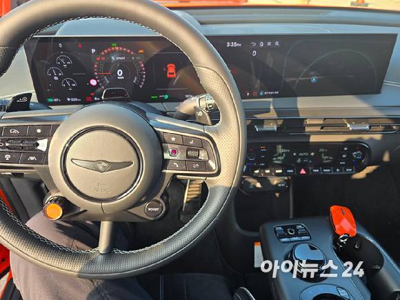 제네시스 'GV60 마그마' 운전석 인테리어. [사진=김종성 기자]