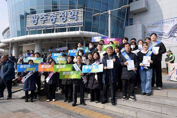강기정 광주시장이 지난 14일 고향을 찾은 귀성객들에게 호남선 KTX증편과 광주전남 통합을 홍보한 뒤 공직자들과 기념촬영을 하고 있다. [사진=광주시]
