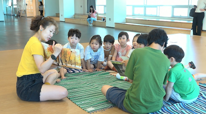프로그램에 참여한 아동들이 그림책 놀이 등 창의활동에 참여하고 있다. (제주도 제공)