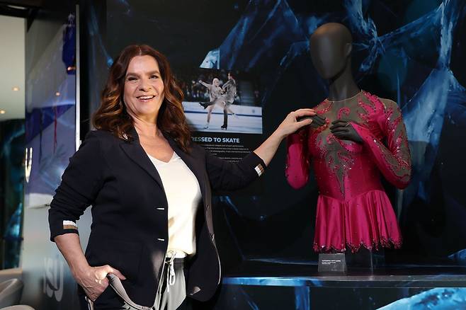 1984년 사라예보 올림픽 때 입은 의상 앞에 선 카타리나 비트. 밀라노=김종호 기자