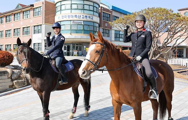 지난 12일 전북 남원 한국경마축산고에서 1학년 김도열(왼쪽)군과 2학년 이규리(오른쪽)양이 말에 올라타 파이팅을 외치고 있다. 장정필 프리랜서