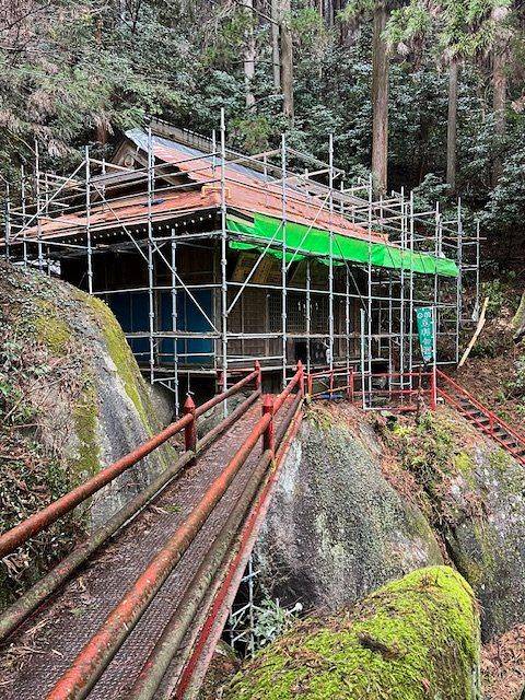 일본 도치기현 아시카가시에 위치한 나구사 이츠쿠시마 신사. 인기 애니메이션인 '귀멸의 칼날'에 등장하는 바위와 닮은 암석으로, 천연기념물로 지정된 ‘나구사바시 바위’가 이 신사에 있어 ‘귀멸의 칼날’ 팬들에게 성지로 통하는 곳이다. 이 신사는 지난 2024년 10월, 무려 1630장의 구리 지붕판을 도난당했다. 지난해 4월 지붕 복구 작업 중인 모습. 사진 X(옛 트위터) 캡처