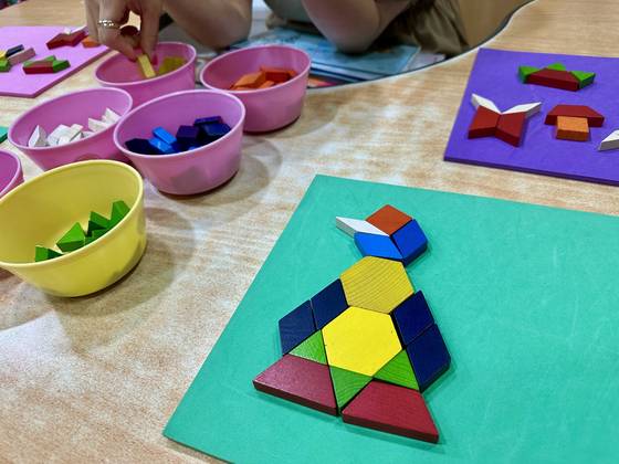 '아이 수학 머리를 키워주고 싶다'는 양육자가 늘면서 수학을 시작하는 연령도 낮아지고 있다. 수학 교구로 시작해 4세 때 놀이 수학 학원에 다니는 식이다. 사진은 수학 교구로 활동하는 모습. 사진 이연희씨