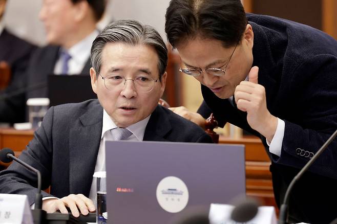 김용범 정책실장(왼쪽)과 김정우 국정상황실장이 5일 청와대에서 열린 수석보좌관회의에서 대화를 하고 있다. 뉴스1