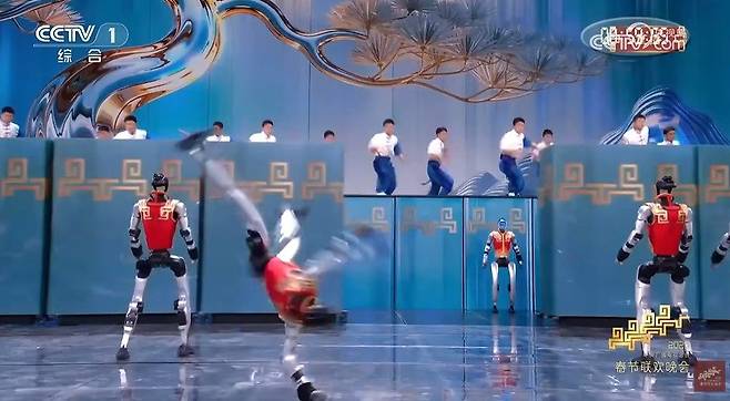 지난 16일 중국중앙방송(CC-TV)의 설 갈라쇼 춘완(春晩, 春節聯歡晩會·춘절연환만회의 준말)에 유니트리의 휴머노이드가 출연해 고난도 비보잉 댄스인 7.5회전 에어트랙을 펼치고 있다. CC-TV 유튜브 캡처
