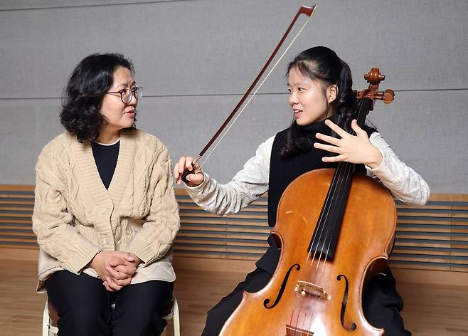 자폐를 앓고 있는 첼리스트 이정현 양(오른쪽)과 엄마 양성선씨. 강정현 기자