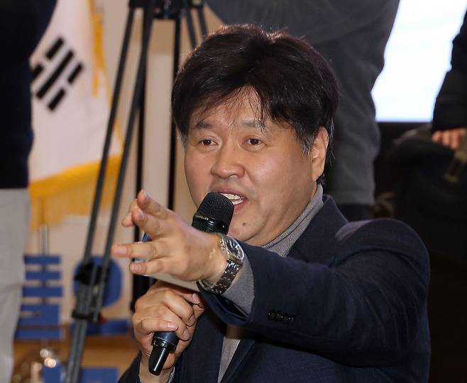 김용 전 민주연구원 부원장이 12일 국회 의원회관에서 '대통령의 쓸모' 출판기념 토크 콘서트를 열고 있다. 연합뉴스