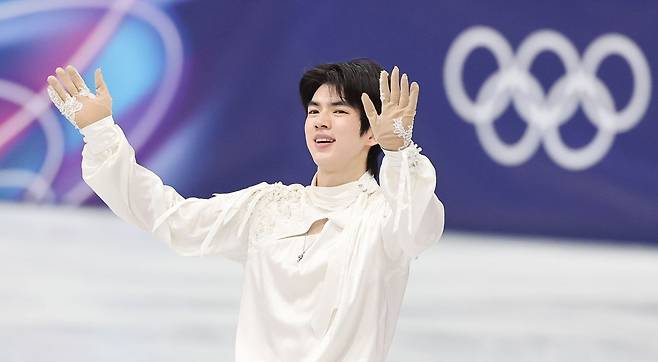 프리스케이팅 연기를 마친 뒤 관중에게 인사하는 차준환. 밀라노=김종호 기자