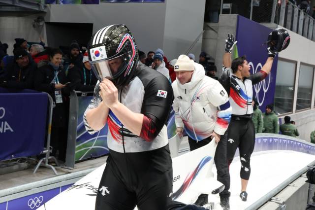 ▲ 17일(현지시간) 이탈리아 코르티나담페초 슬라이딩센터에서 열린 2026 밀라노ㆍ코르티나담페초 동계올림픽 봅슬레이 남자 2인승 4차 시기에서 김진수와 김형근이 레이스를 마치고 있다. 김진수와 김형근은 이날 최종 13위로 경기를 마무리했다. 2026.2.18 연합뉴스
