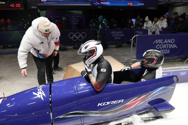▲ 17일(현지시간) 이탈리아 코르티나담페초 슬라이딩센터에서 열린 2026 밀라노ㆍ코르티나담페초 동계올림픽 봅슬레이 남자 2인승 4차 시기에서 석영진과 채병도가 레이스를 마치고 있다. 2026.2.18 연합뉴스