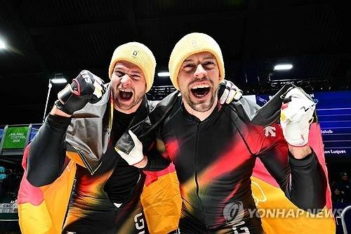 ▲ 우승 차지한 독일의 요하네스 로흐너와 게오르크 플라이슈하우어 [AFP=연합뉴스]
