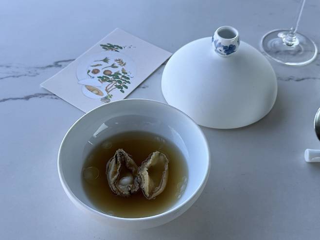 보양식처럼 느껴지는 깊이 있는 국물과 전복 만두 / 사진. ⓒ김현정