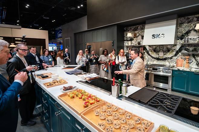 미국 올랜도에서 17일(현지시간) 개막한 북미 최대 주방·욕실 전시회 ‘KBIS 2026’에서 관람객들이 LG전자의 최상위 브랜드 SKS 설명을 듣고 있다. LG전자