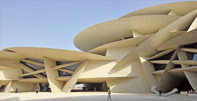 도하의 카타르 국립 박물관 건물 전경. 장 누벨이 사막에서 자연적으로 형성되는 장미 모양 결정체 ‘사막의 장미’를 모티프로 설계한 작품으로, 현대건설이 시공했다.  /카타르박물관청 제공