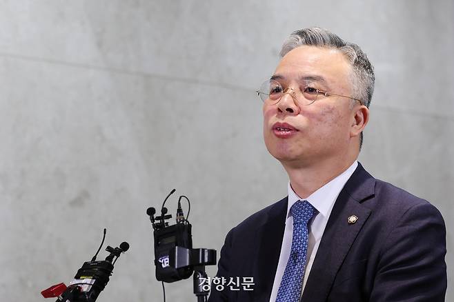 2차 종합특검 특별검사에 임명된 권창영 변호사가 6일 서울 중구 법무법인 지평 사무실에서 취재진들과 만나 소감을 밝히고 있다. 정효진 기자