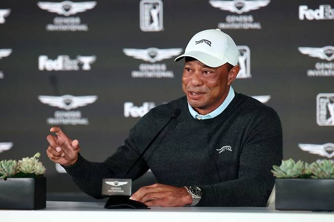 18일(한국시간) 미국 캘리포니아주 로스앤젤레스에서 열린 미국프로골프(PGA)투어 시그니처 대회 제네시스 인비테이셔널공식 기자회견에 참석해 질문에 답하고 있는 타이거 우즈. 연합뉴스