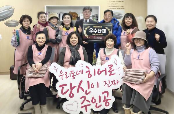 지난달 12일 고양시자원봉사센터 우수활동단체로 선정된 한국생활개선 고양특례시연합회 회원들이 한철희 고양시 농업기술센터 소장 등과 함께 기념촬영을 하고 있다. 고양특례시 제공