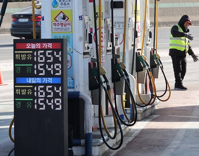서울 경부고속도로 만남의광장 휴게소 알뜰주유소에 주유를 기다리는 차량이 줄을 서 있다. [한주형기자]