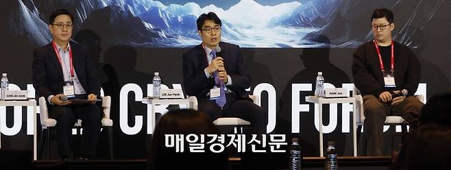 [월드크립토포럼]
디지털 자산을 위한 제도적 프레임워크 사진 왼쪽부터
조 진석 한국디지털에셋(KODA) 창업자 겸 대표이사
이 재혁 삼일회계법인 파트너
박 지수 수호아이오 대표
2026.2.11 [김호영기자]