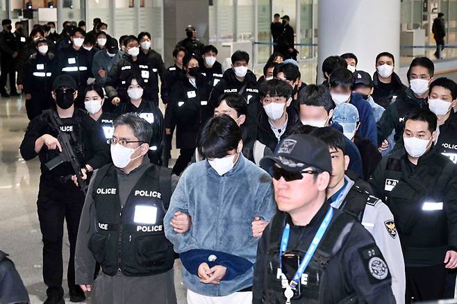 캄보디아를 거점으로 스캠 범죄를 벌인 한국 국적 피의자들이 지난달 23일 인천국제공항 제2여객터미널을 통해 강제송환되고 있다. [한주형 기자]
