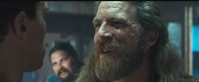 술집의 남자들은 불량해 보인다. 그러나 불량한 사람이라도 처음 보는 사람에게 자기 옷을 벗어주지 않을 권리는 있다. [IMDb]