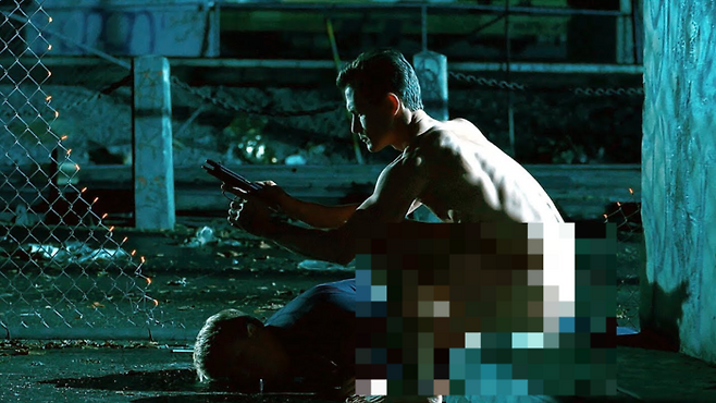 같은 시간, T-1000도 알몸으로 현재에 도착한다. [IMDb]