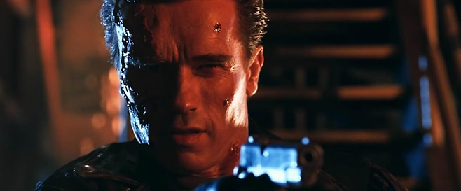 T-800에게 생긴 상처는 아무는 데 시간이 필요하다. 즉각 회복하는 T-1000과는 차이가 있다. [IMDb]