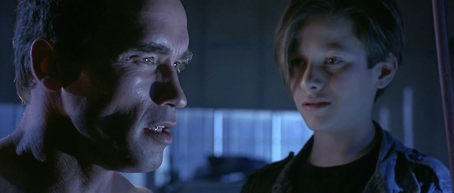 “너 좀 더 인간처럼 될 수 있어?” T-800이 자기 명령을 따른다는 걸 알게 된 존 코너는 본격적으로 무례해진다. [IMDb]