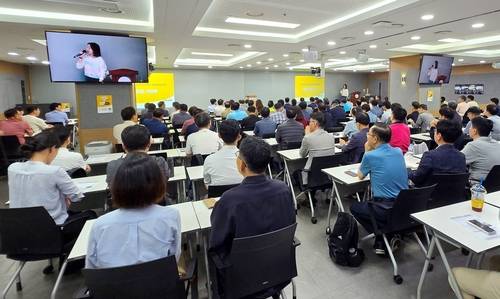 지난해 9월 서울 구로구 에듀윌 본사에서 열린 주택관리사 취업설명회에 50·60대 시니어들이 귀를 기울이고 있다. [사진 = 에듀윌]