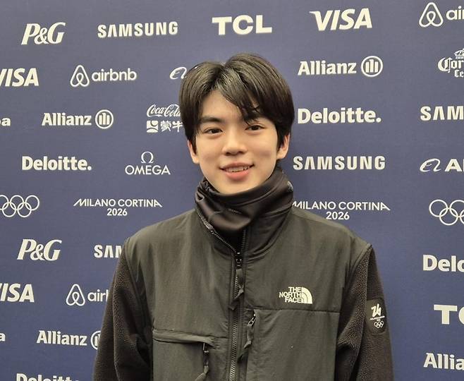 피겨 스케이팅 남자 싱글 간판 차준환이 18일(한국시간) 이탈리아 밀라노 아이스스케이팅 아레나 인근 연습 링크장에서 훈련한 뒤 공동 취재구역에서 인터뷰하고 있다.[연합뉴스]