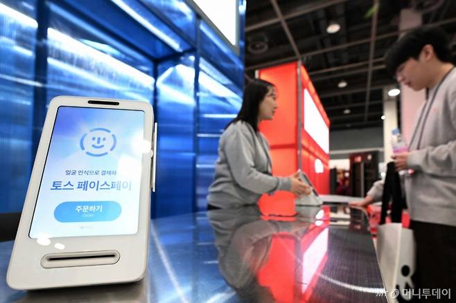 [서울=뉴시스] 박주성 기자 = 26일 서울 서초구 aT센터에서 열린 코리아 핀테크 위크 2025에 마련된 토스 부스에서 관람객들이 얼굴 인식 기반 결제 서비스 '페이스페이' 등 다양한 결제 시스템을 체험하고 있다.  역대 최대 규모인 128개 기업·기관이 참여하는 이번 박람회는 '핀테크×AI, 금융에 취향을 더하다'를 주제로 3일간 진행된다. (공동취재) 2025.11.26. photo@newsis.com /사진=전신