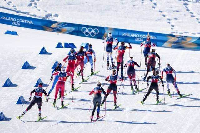 18일(한국시간) 이탈리아 테세로 크로스컨트리 스키 스타디움에서 열린 2026 밀라노·코르티나동계올림픽 크로스컨트리 여자 팀 스프린트 예선에서는 결승선에 갑자기 늑대개 한 마리가 난입해 선수들과 함께 달리는 보기 드문 장면을 연출했다. AP뉴시스