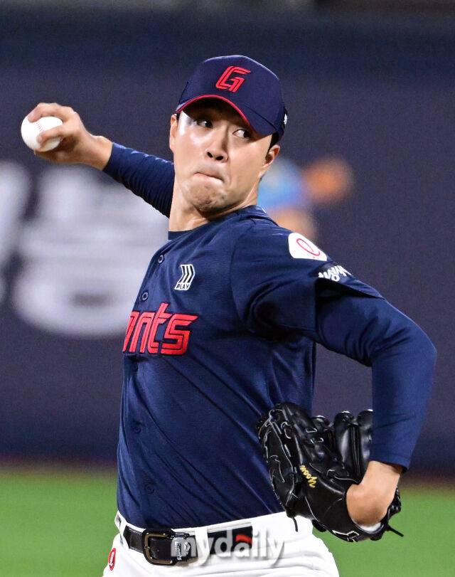 2025년 9월 3일 오후 경기도 수원KT위즈파크에서 열린 '2025 신한 SOL뱅크 KBO 리그' 롯데 자이언츠와 KT 위즈의 경기. 롯데 윤성빈이 6회말 2사 2루서 구원등판해 역투하고 있다./마이데일리