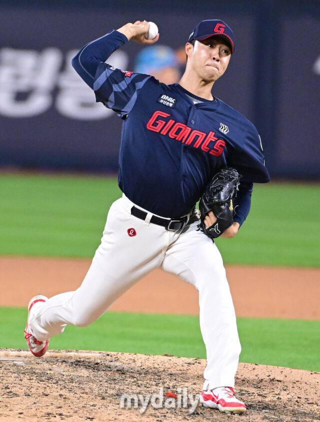 2025년 9월 3일 오후 경기도 수원KT위즈파크에서 열린 '2025 신한 SOL뱅크 KBO 리그' 롯데 자이언츠와 KT 위즈의 경기. 롯데 윤성빈이 6회말 2사 2루서 구원등판해 역투하고 있다./마이데일리