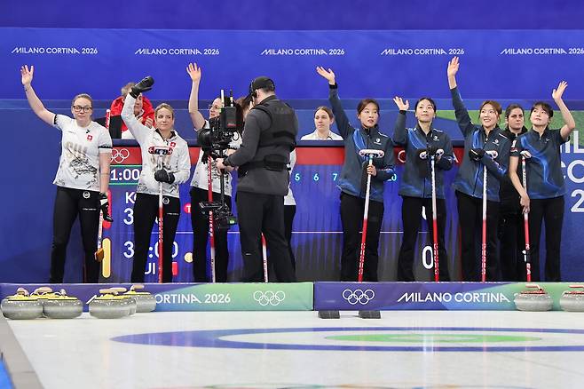 17일(현지 시각) 이탈리아 코르티나담페초 컬링 올림픽 스타디움에서 열린 2026 밀라노·코르티나담페초 동계올림픽 컬링 여자 라운드로빈 한국과 스위스의 경기에서 양 팀 선수들이 경기 시작 전 관중에 인사하고 있다. [연합]