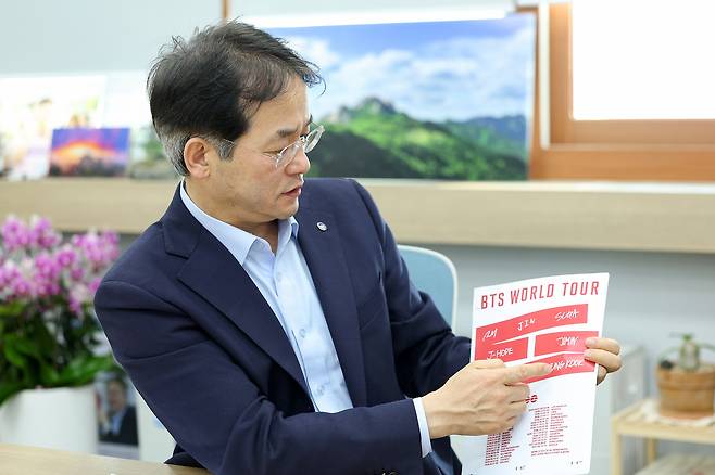 이동환 경기 고양특례시장이 4월 9일 고양종합운동장에서 열리는 그룹 방탄소년단(BTS)의 첫 월드투어 공연에 대해 설명하고 있다. [고양시 제공]