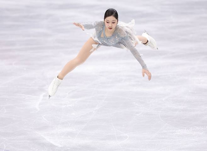 18일 이탈리아 밀라노 아이스스케이팅 아레나에서 열린 2026 밀라노-코르티나 동계올림픽 여자 싱글 쇼트 프로그램에 출전한 신지아가 연기를 펼치고 있다. [연합]