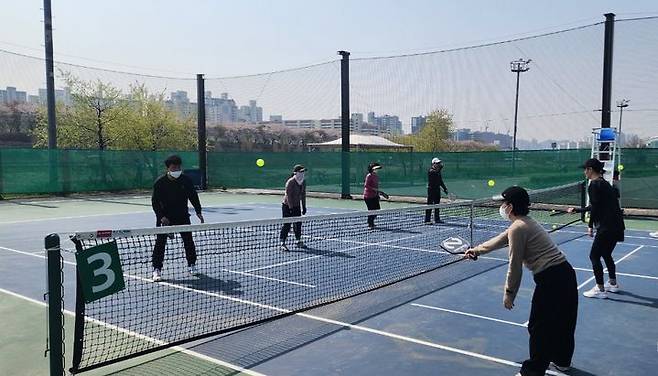 [서울=뉴시스] 양천구, 안양천 테니스장에서 피클볼을 즐기고 있는 구민들 모습. 기사 내용과는 무관한 사진. 2025.08.10. (양천구 제공) *재판매 및 DB 금지