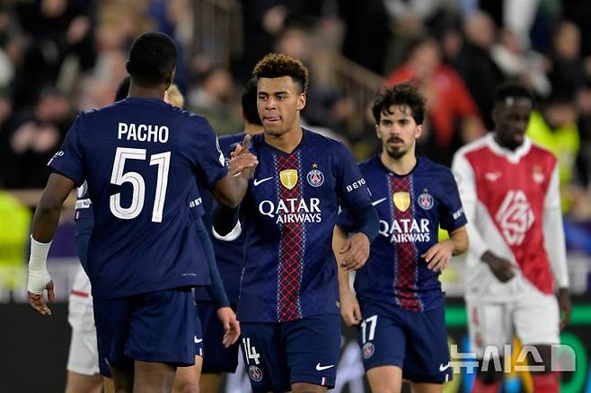 [모나코=AP/뉴시스] 2025~2026시즌 유럽축구연맹(UEFA) 챔피언스리그(UCL) 플레이오프(PO) 1차전 승리에 기뻐하는 프랑스 프로축구 리그1 파리 생제르맹(PSG) 선수단. 2026.02.17.