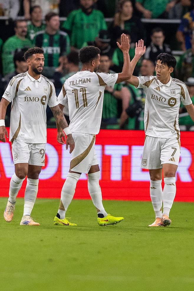 [오스틴=AP/뉴시스] 미국 프로축구 메이저리그사커(MLS) 로스앤젤레스FC(LAFC)의 손흥민(오른쪽), 드니 부앙가(왼쪽). 2025.11.02.