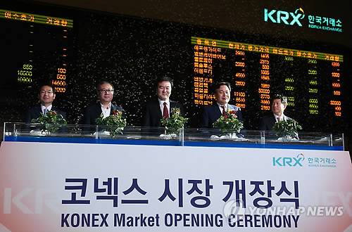 코넥스 시장, 첫날 거래 개시 지난 2013년 7월 1일 오전 서울 여의도 한국거래소에서 열린 중소기업 전용 주식시장인 코넥스(KONEX) 개장식에서 내빈들이 세레머니를 하고 있다. 왼쪽부터 김건섭 금융감독원 부원장, 한정화 중소기업청장, 신제윤 금융위원장, 김진규 한국거래소 이사장 직무대행, 강대석 신한금융투자 대표이사. [연합뉴스 자료사진]