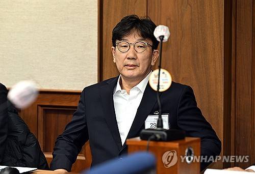공판 출석한 권성동 의원 (서울=연합뉴스) 국민의힘 권성동 의원이 3일 서울 서초구 서울중앙지법에서 열린 통일교로부터 불법 정치자금을 수수한 혐의 사건 1차 공판에 출석해 재판을 기다리고 있다. 2025.11.3 [사진공동취재단] photo@yna.co.kr
