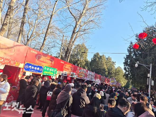 베이징 지단공원의 즐비한 노점과 인파. 정영철 기자