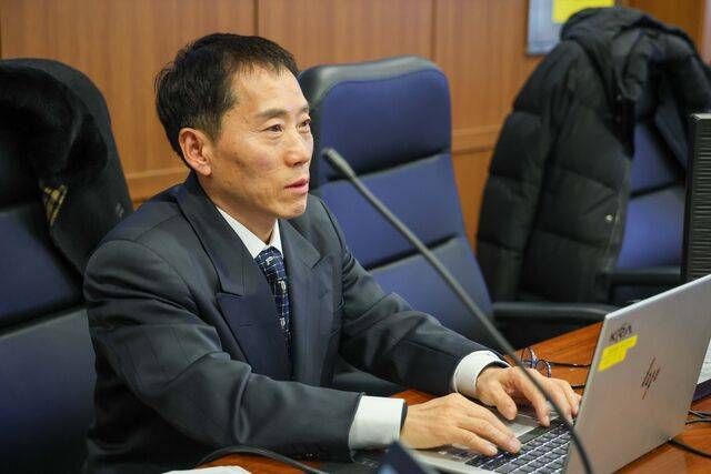 박태종 한국마사회 심판위원 자문위원이 경마 주행심사를 진행하고 있다. 한국마사회