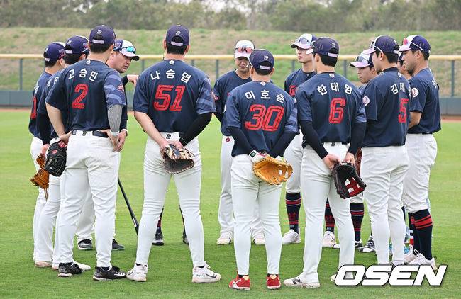 [OSEN=타이난(대만) , 이석우 기자] 프로야구 롯데 자이언츠가 31일(한국시간) 대만 타이난 아시아-태평양 국제야구센터에 스프링캠프를 차리고 구슬땀을 흘렸다.김태형 감독 등&nbsp;코치진과 투수&nbsp;20명,&nbsp;포수&nbsp;5명,&nbsp;내야수&nbsp;9명,&nbsp;외야수&nbsp;7명 등 총&nbsp;41명의 선수단이 1월 20일까지 1차 캠프에서 체력 강화와 기술 훈련을 치른 뒤 21일부터 3월 5일까지 일본 미야자키로 옮겨 2차 캠프에서 구춘리그에 참가해 실전 감각을 점검한다.롯데 야수들이 훈련에 앞서 문규현 코치의 얘기를 듣고 있다. 2026.01.31 / foto0307@osen.co.kr