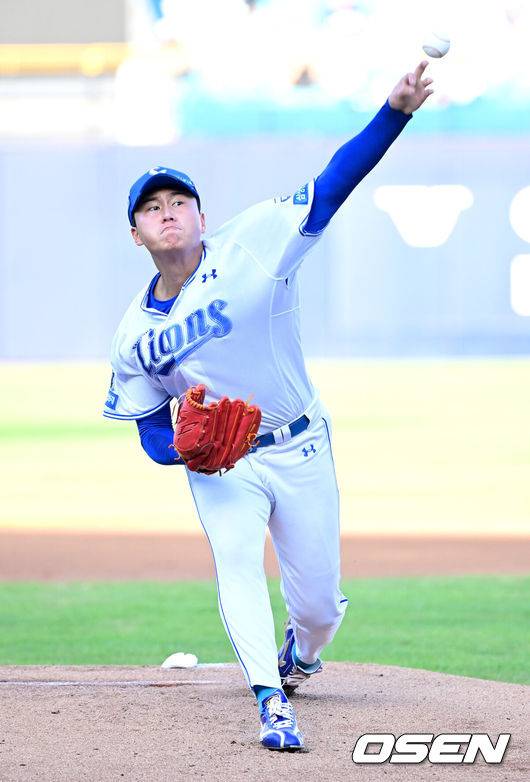 [OSEN=대구, 최규한 기자] 6일 대구삼성라이온즈파크에서 ‘2025 신한 SOL Bank KBO리그’ 삼성 라이온즈와 한화 이글스의 경기가 열렸다.홈팀 삼성은 이승현, 방문팀 한화는 문동주를 선발로 내세웠다.1회초 삼성 선발 이승현이 힘차게 공을 뿌리고 있다. 2025.09.06 / dreamer@osen.co.kr