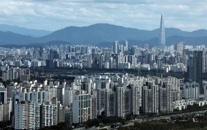 전세수급지수가 100을 훌쩍 넘기며 집을 구하려는 사람이 내놓는 사람보다 많은 ‘공급 가뭄’ 현상이 심화하는 모습이다. 연합뉴스